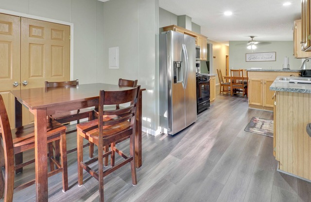 Ride trails right from the cabin! Dry Bar/entertainment area!