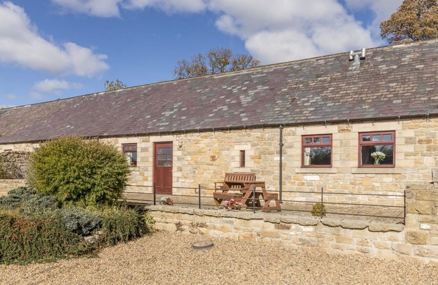 RIDGE COTTAGE, pet friendly, with a garden in Whitridge