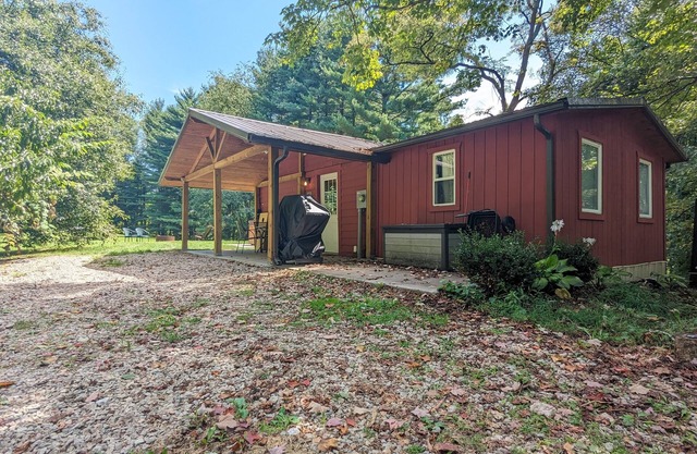 Ridgetop cabin featuring spa, sun room, fireplace and deck with panoramic views.