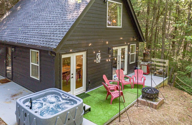 Ridgeview Reatreat - Seasonal Mtn View | Hot Tub | Fire Pit and Games