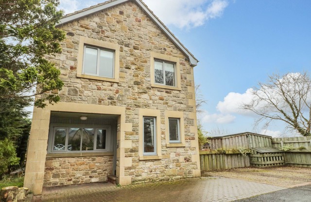 RIDLEY LODGE, pet friendly, with open fire in West Thirston/Felton