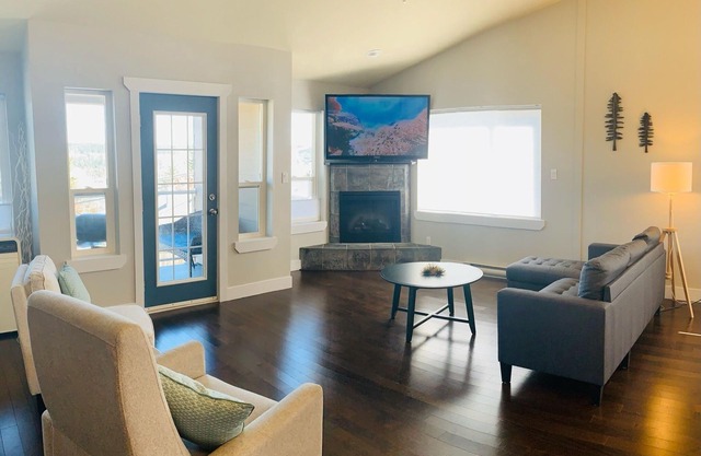 Right off Main Street, near delicious bakeries and more.10 minute walk to beach!