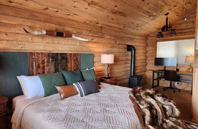 Rim Overlook Cabin Retreat!