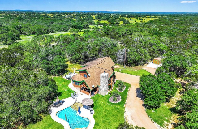 Rim Rock I Blanco, Log Cabin , Pool, Hot Tub, 10 acres of Nature to Explore
