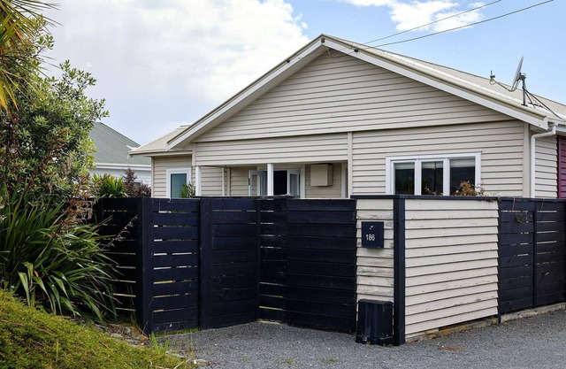Rimu Cottage - Small, Historic Charm
