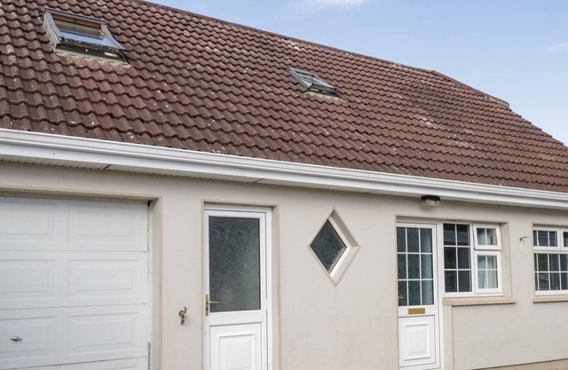 RING FORT COTTAGE, pet friendly in Ballinamuck, County Longford