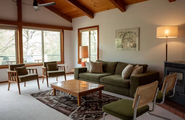Ringrose House . Creekside Canyon . Getaway
