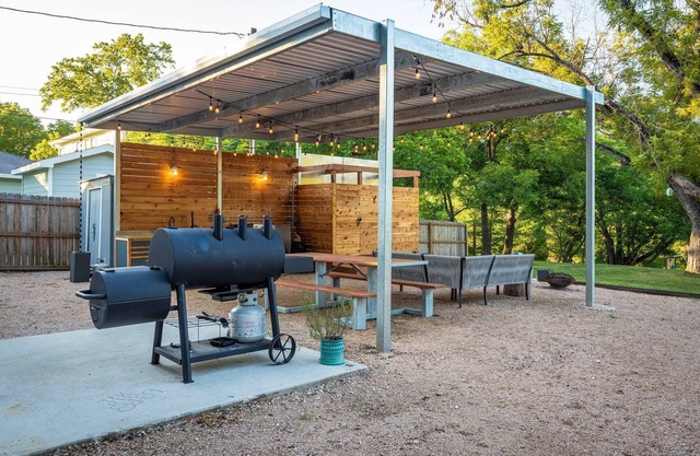 Rio Vista- Modern 2 bedroom riverfront with outdoor living space!