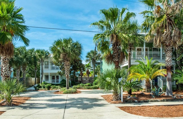 Rise and Shine! Golf cart included! Pet friendly! Private pool!