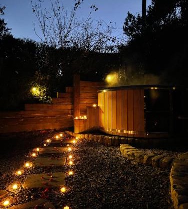 Rita's Luxury Retreat with Swedish Hot tub and Wood Fuelled Pizza Oven