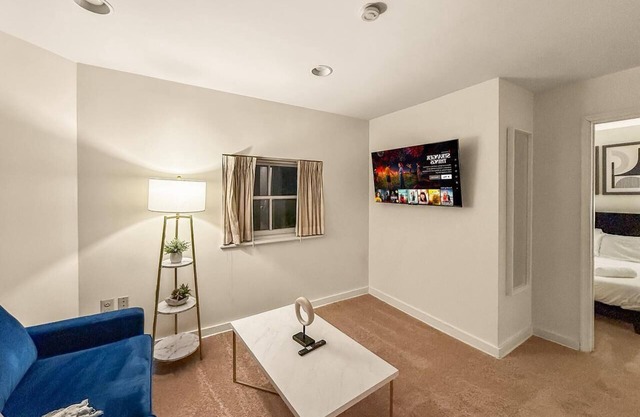 Rittenhouse 1BD, Sleeps 4, Walk to Square & Shops