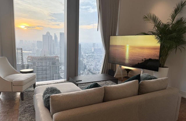 Ritz Carlton Residences level 52nd! Breathtaking view!
