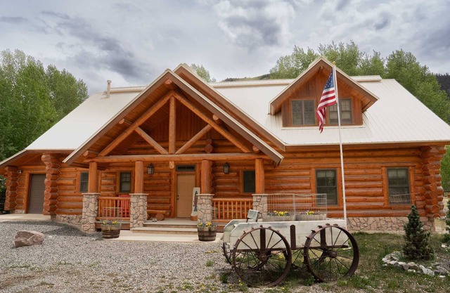 Ritz on the River - Gorgeous Log Cabin in the Heart of Town and Along the Lake Fork of the Gunnison