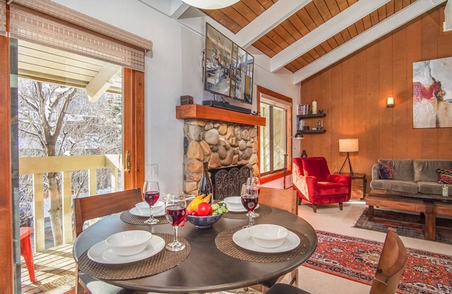 River 102-Hot Tub, Pool, Spa, Common game Room, 10 minute Walk to Town & Lifts