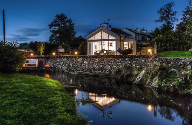 RIVER BARN, luxury holiday cottage, with open fire in Town End