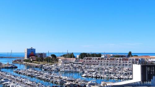River City - Joli 2 pièces, étage élevé, vue sur port et mer, calme et proche des plages