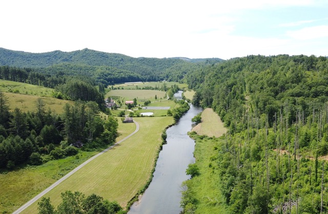 River Front Cabin, Private Ponds & Hiking Trail-Located at The Barn on New River