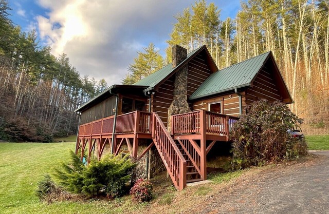River Front Cabin, Private Ponds & Hiking Trail-Located at The Barn on New River