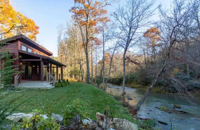 River front cabin in NC mountains, Pet-friendly, Access to river, and King Bed