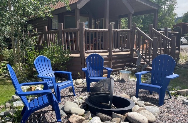 River Front, Cozy Chalet-Close to Town/Gondola/indoor pool/hot tubs/Deck/Shuttle