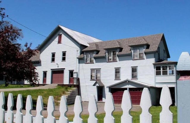 River Front Guesthouse On Vast Trail