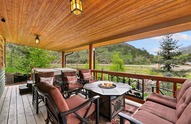 River Front Hot Tub Fire Pit Mountain Views & RMNP
