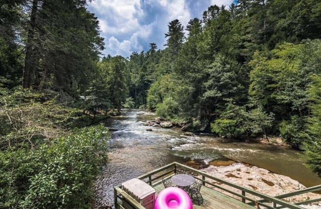 RIVER FRONT Retreat perfect for families, couples, getaways.