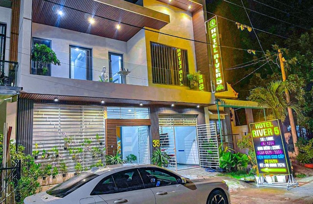 River Hotel 5