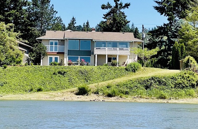 River House Retreat. Beautiful views from this waterfront property with Hot tub!