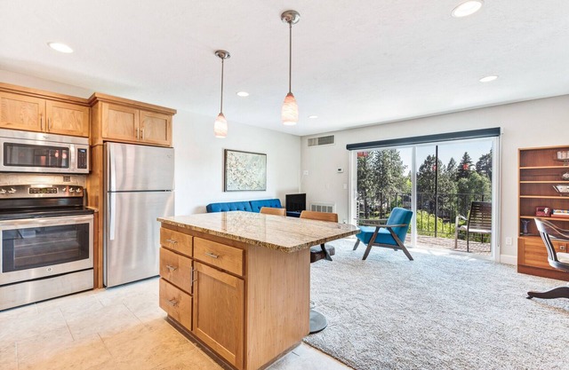 "River Me Timbers" Riverfront condo with balcony near downtown Bend