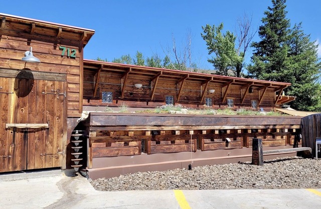 River Nest-Winthrop Home on the Methow River, Minutes from Downtown!