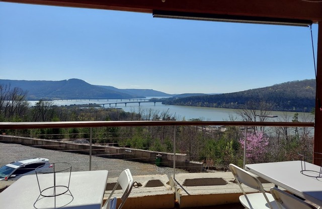 River Retreat Floating Cabin w/mountain views. Pet friendly
