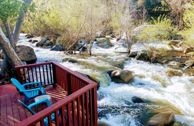 "River Retreat House" - River With Two Decks, BBQ, Firepit🔥, near Sequoia Park