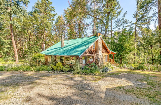 -River Retreat Log Cabin w/Gym, Game Room, and Sauna-
