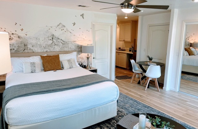 River Retreat Luxury King Studio with Jacuzzi bath, Kitchen, near river.