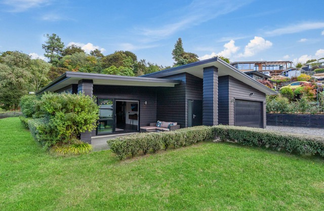 RIVER RETREAT - TAUPO HOLIDAY HOME, family friendly in Two Mile Bay