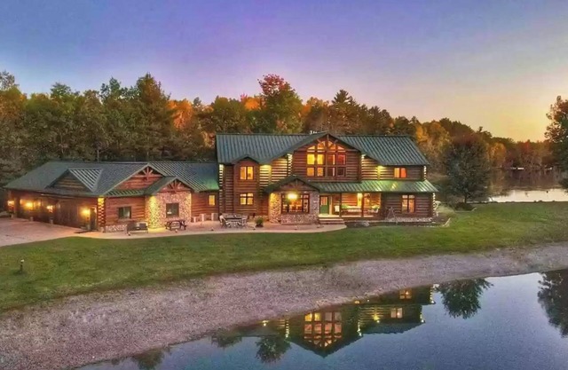 River Ridge Lodge: Luxury Lodge on the Menominee River