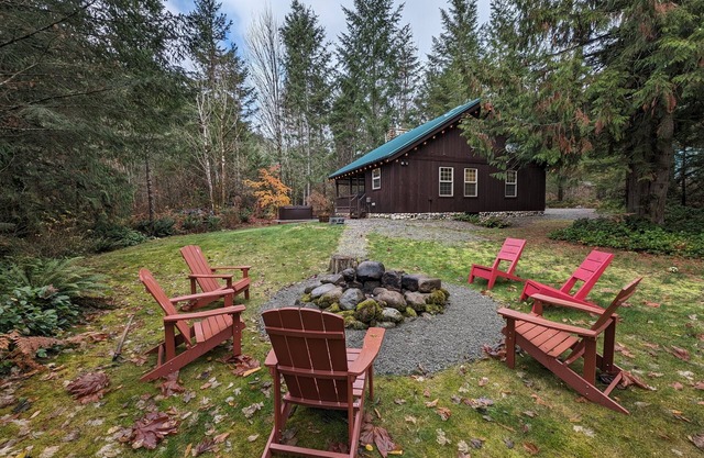 River Rock Chalet - Hot Tub, Pets, EV Charger, Minutes to Stevens Pass