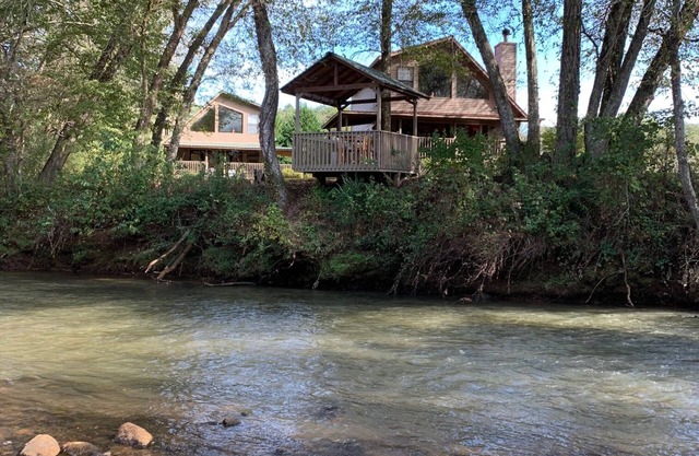River Run Chalets - Nottely Riverfront, Starlink w/Roku TV, Easy River Access