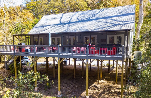 River Side Retreat Beautiful 4 Bedroom on the Nottely River in Blairsville GA