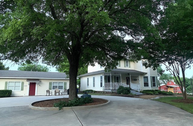 River Valley Place - Sleeps 18 in 2 farm houses. McKinney country setting!