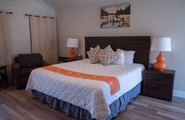 River View Deluxe King Cabin near Downtown #23