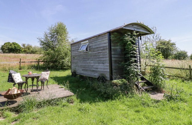 RIVER VIEW, pet friendly, with a garden in Newport, Shropshire