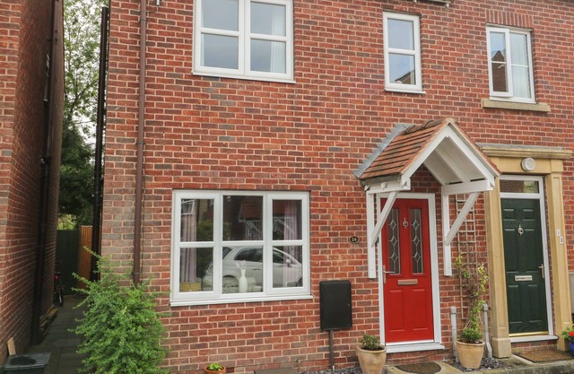 RIVER VIEW, pet friendly, with a garden in Ripon