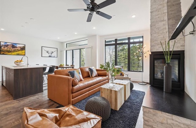 River West 924 - Experience Blue River Views.
