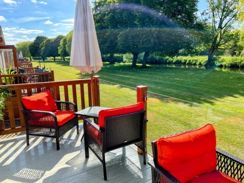 Riverbank Lodge