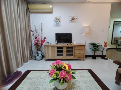 RIVERBANK SUITE with riverfront mountain DUN view