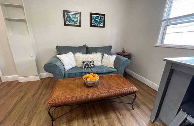 Riverbend Cottage under Oaks