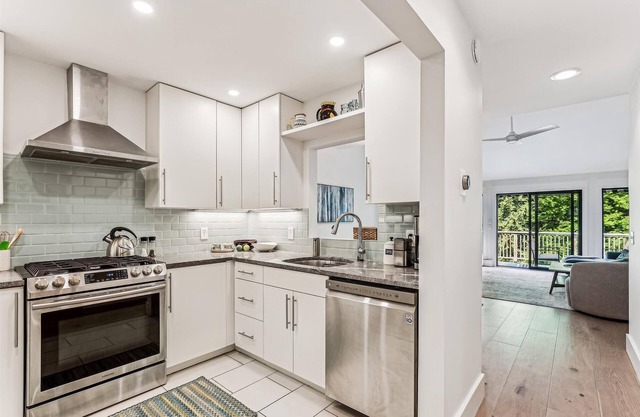 Rivercourt Condo D2: 1 br+ loft, gas fireplace, a/c, decks, river view, walkable Village location!