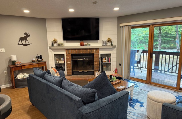 Riverfront 1st FL 2BR/2BA Condo at Deer Park – Mins to Loon, Foliage & Skiing!